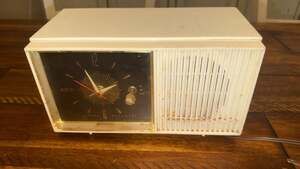 Vintage Westinghouse Model H718T5 AM Tube Radio Alarm Clock